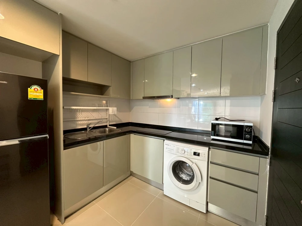 Selling a Belle Grand Rama 9 condo unit on a very high floor (3x). Includes all furniture and appliances; just bring your personal belongings and move