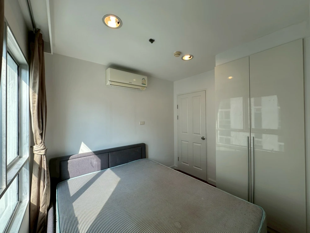 Selling a Belle Grand Rama 9 condo unit on a very high floor (3x). Includes all furniture and appliances; just bring your personal belongings and move