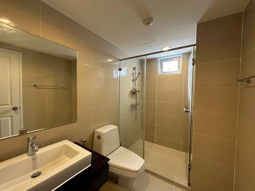 Selling a Belle Grand Rama 9 condo unit on a very high floor (3x). Includes all furniture and appliances; just bring your personal belongings and move