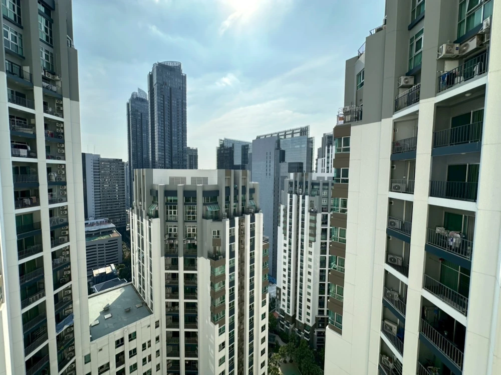 Selling a Belle Grand Rama 9 condo unit on a very high floor (3x). Includes all furniture and appliances; just bring your personal belongings and move