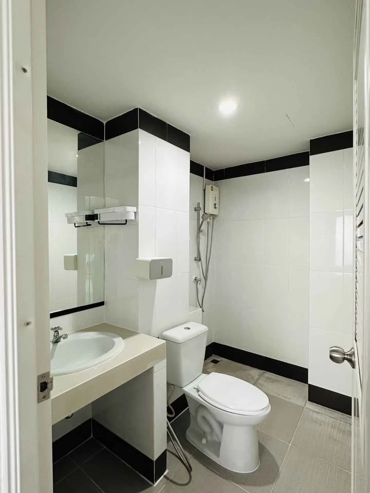 Beston Condo for sale, 1 corner room, open view, no buildings blocking, airy, comfortable, built-in furniture throughout the room, reserve now.