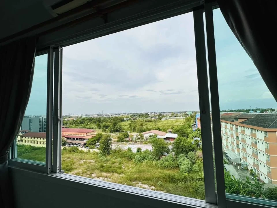 Beston Condo for sale, 1 corner room, open view, no buildings blocking, airy, comfortable, built-in furniture throughout the room, reserve now.