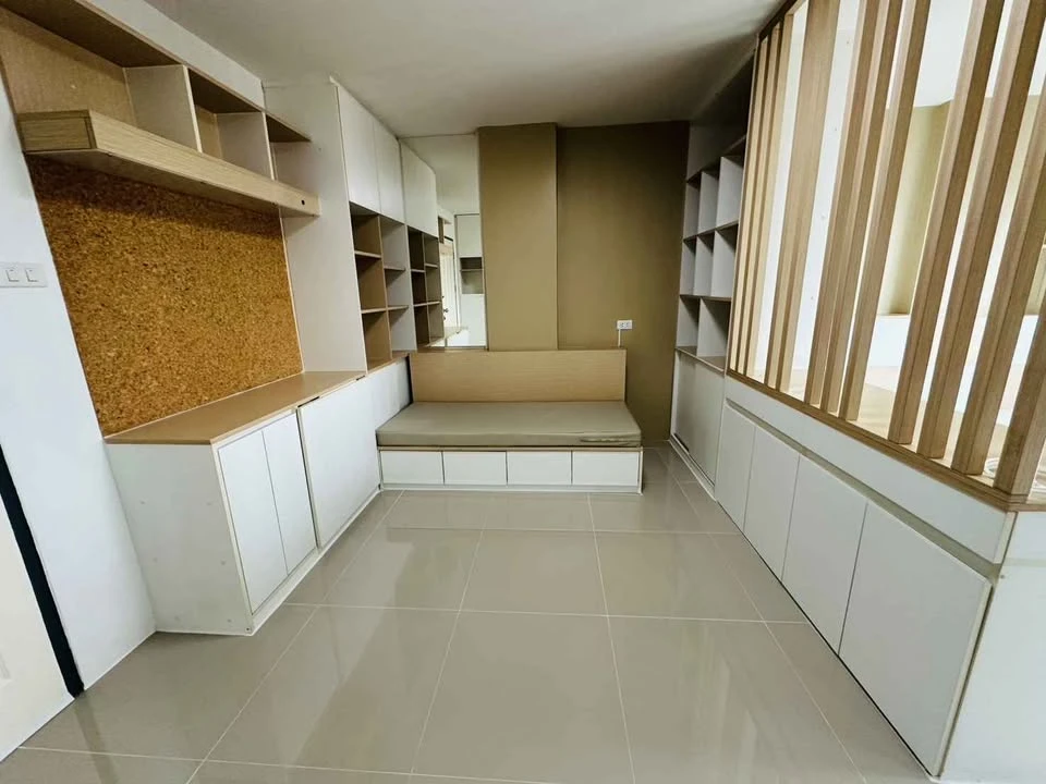 Beston Condo for sale, 1 corner room, open view, no buildings blocking, airy, comfortable, built-in furniture throughout the room, reserve now.