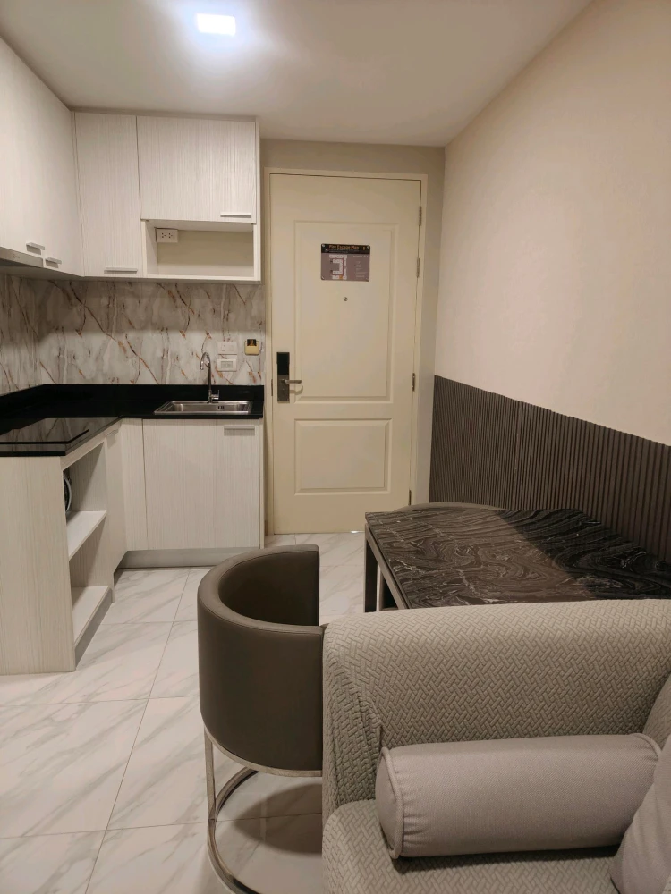 Selling Bless Residence Ekkamai, 8th floor, fully furnished. Book now!