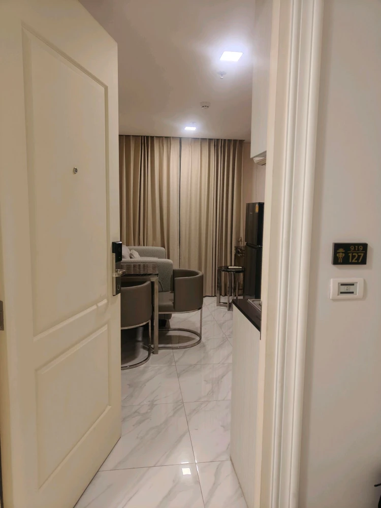 Selling Bless Residence Ekkamai, 8th floor, fully furnished. Book now!