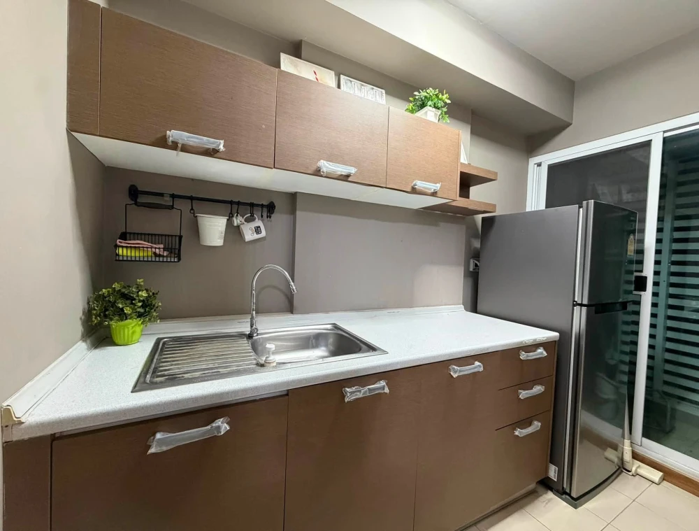 For sale: Bliz Condominium Rama 9 - Hua Mak, 1 bedroom, 1 bathroom, comes with full amenities. Just carry your bag and move in.