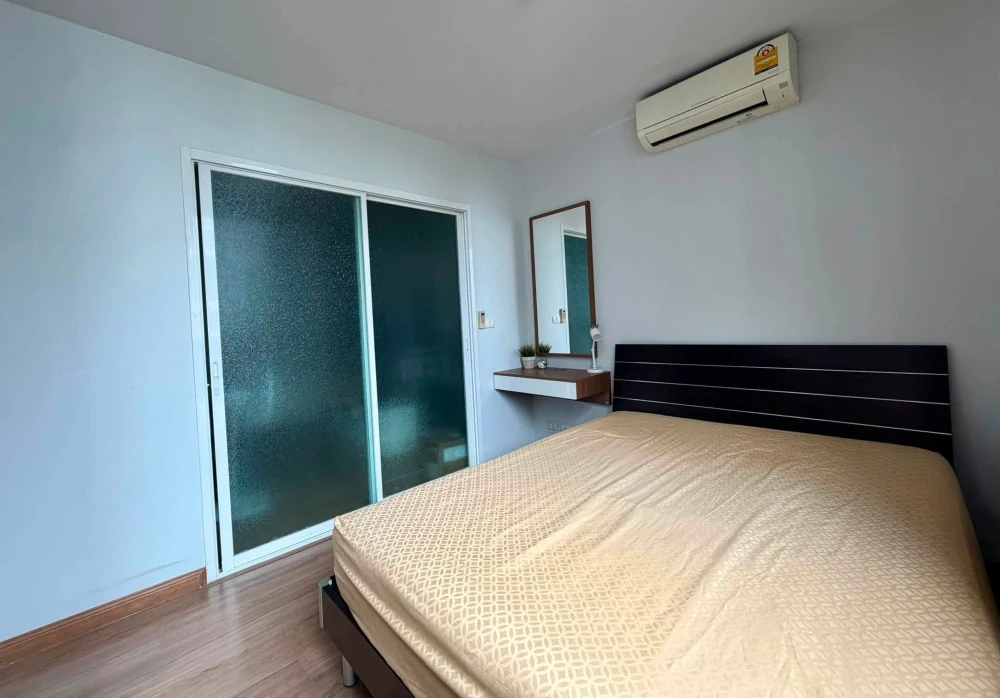 For sale: Bliz Condominium Rama 9 - Hua Mak, 1 bedroom, 1 bathroom, comes with full amenities. Just carry your bag and move in.