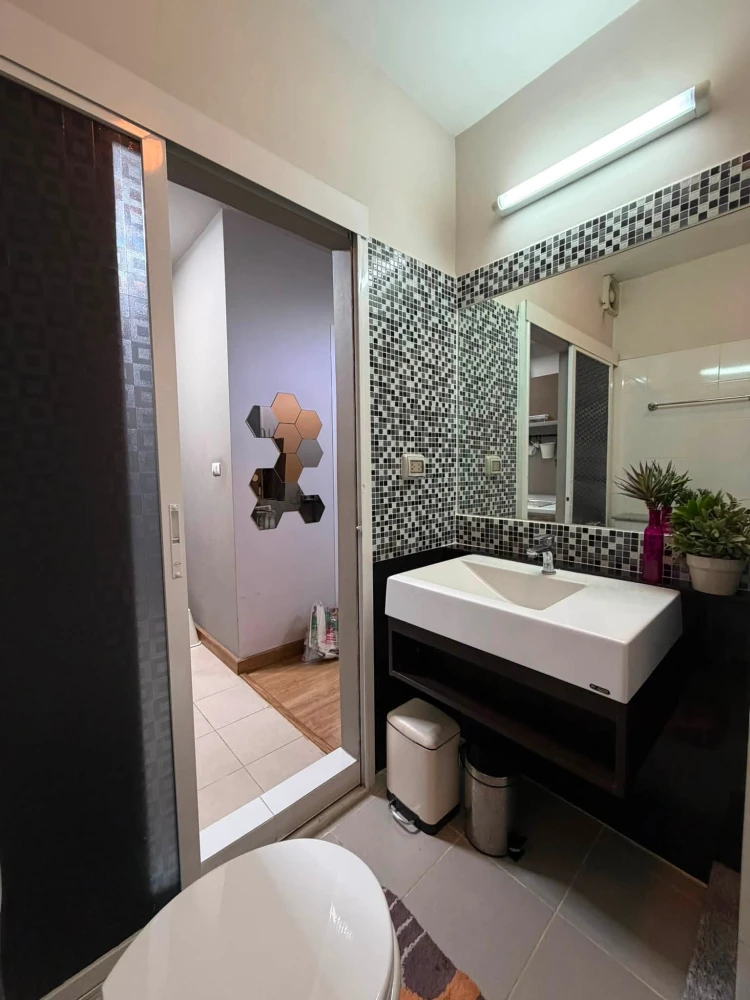 For sale: Bliz Condominium Rama 9 - Hua Mak, 1 bedroom, 1 bathroom, comes with full amenities. Just carry your bag and move in.