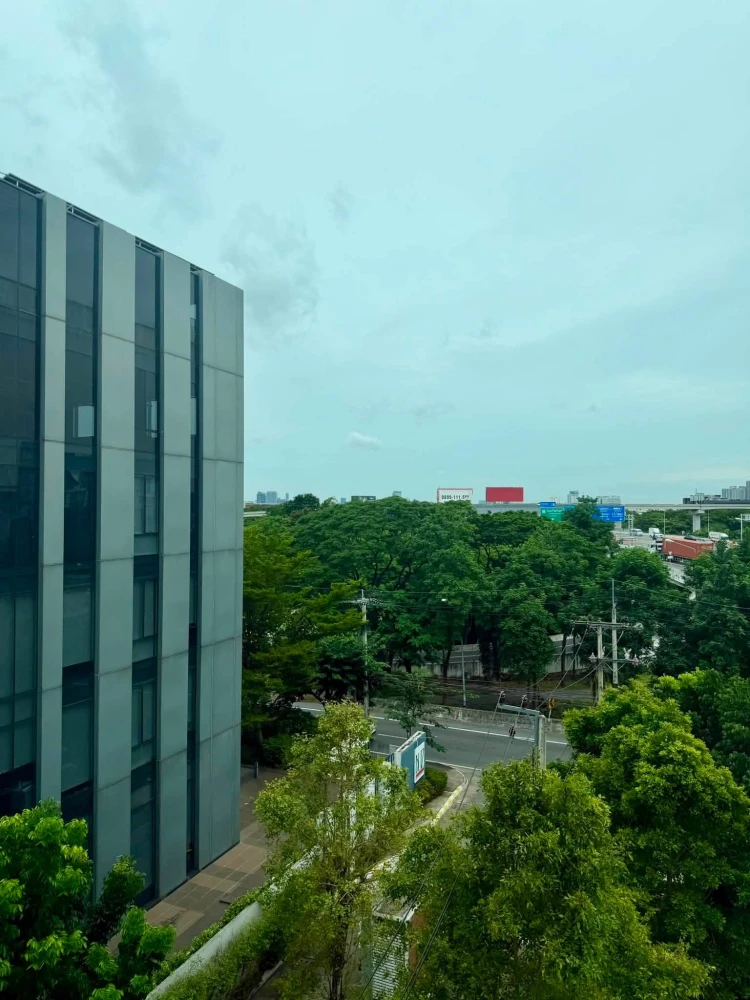 For sale: Bliz Condominium Rama 9 - Hua Mak, 1 bedroom, 1 bathroom, comes with full amenities. Just carry your bag and move in.
