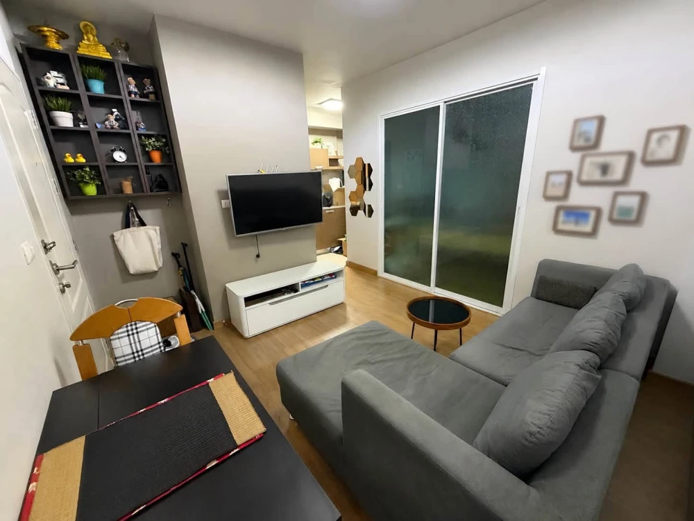 For sale: Bliz Condominium Rama 9 - Hua Mak, 1 bedroom, 1 bathroom, comes with full amenities. Just carry your bag and move in.