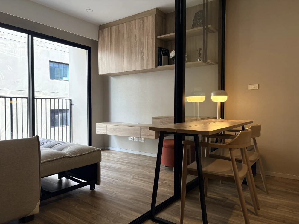 Blossom Condo @ Sathorn-Charoenrat for sale. Ready to move in! Just bring your suitcase. Book now, don't miss out!!!