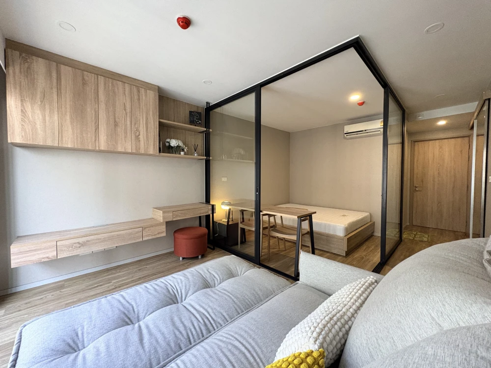Blossom Condo @ Sathorn-Charoenrat for sale. Ready to move in! Just bring your suitcase. Book now, don't miss out!!!