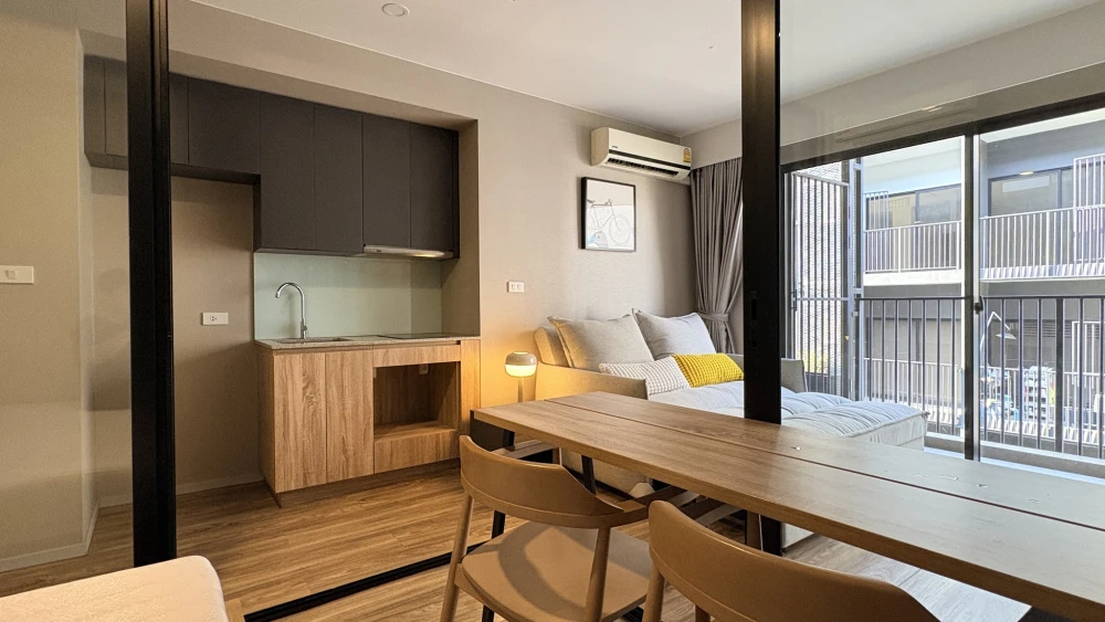 Blossom Condo @ Sathorn-Charoenrat for sale. Ready to move in! Just bring your suitcase. Book now, don't miss out!!!