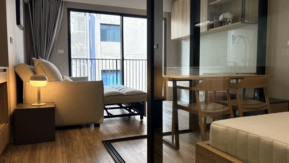 Blossom Condo @ Sathorn-Charoenrat for sale. Ready to move in! Just bring your suitcase. Book now, don't miss out!!!