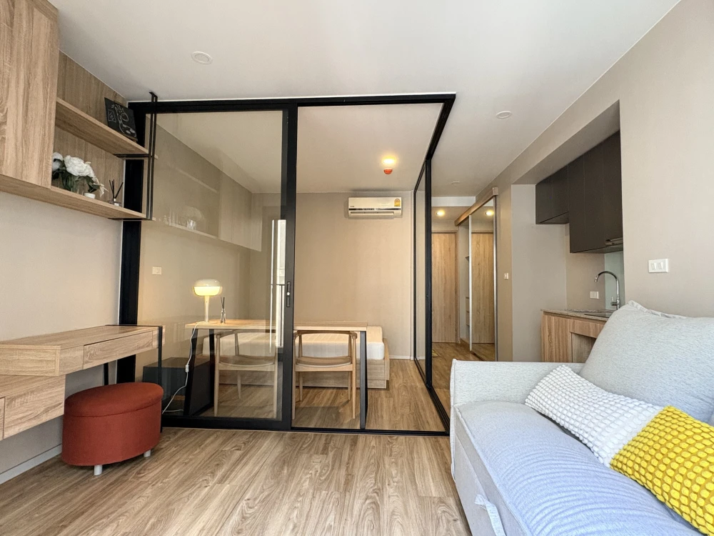 Blossom Condo @ Sathorn-Charoenrat for sale. Ready to move in! Just bring your suitcase. Book now, don't miss out!!!