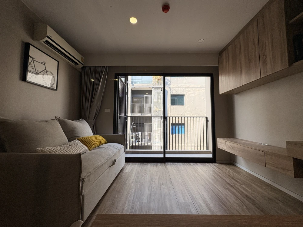 Blossom Condo @ Sathorn-Charoenrat for sale. Ready to move in! Just bring your suitcase. Book now, don't miss out!!!