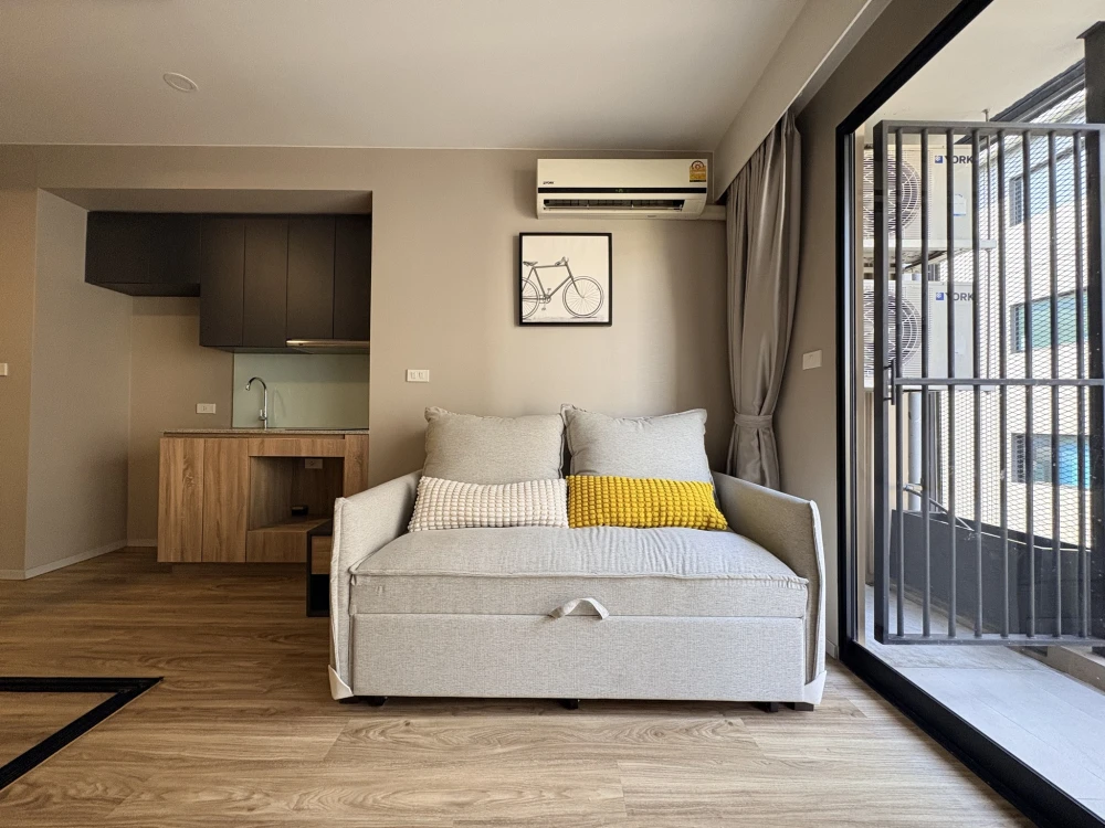 Blossom Condo @ Sathorn-Charoenrat for sale. Ready to move in! Just bring your suitcase. Book now, don't miss out!!!