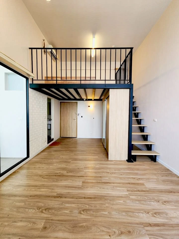 Selling Blossom Condo @Fashion, Duplex unit, 18th floor. Beautiful, bright, and unobstructed view with high ceilings. Book now!