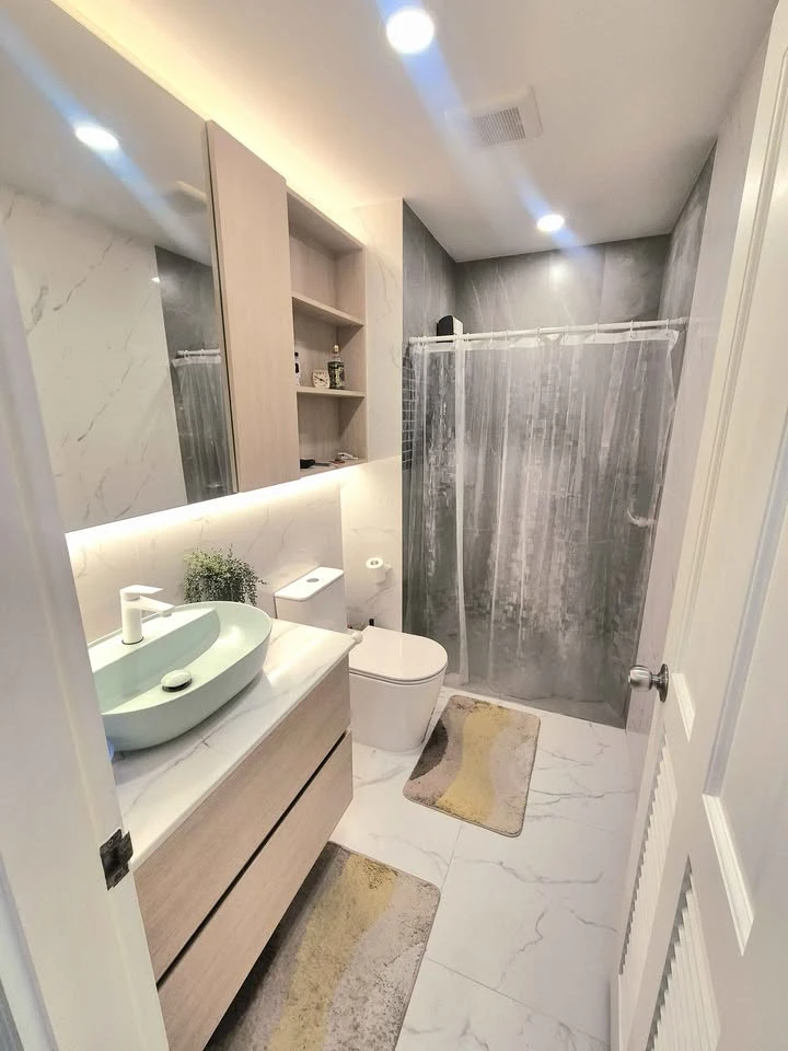 Selling a 2nd floor unit at Bridge Phahonyothin 37. It's shady, doesn't get direct sunlight, and is in pristine condition. 42 sq m. Nicely decorated.