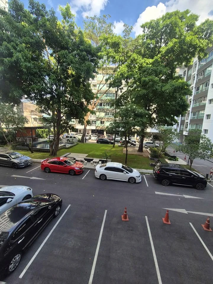 Selling a 2nd floor unit at Bridge Phahonyothin 37. It's shady, doesn't get direct sunlight, and is in pristine condition. 42 sq m. Nicely decorated.