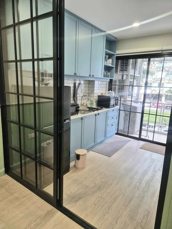 Selling a 2nd floor unit at Bridge Phahonyothin 37. It's shady, doesn't get direct sunlight, and is in pristine condition. 42 sq m. Nicely decorated.