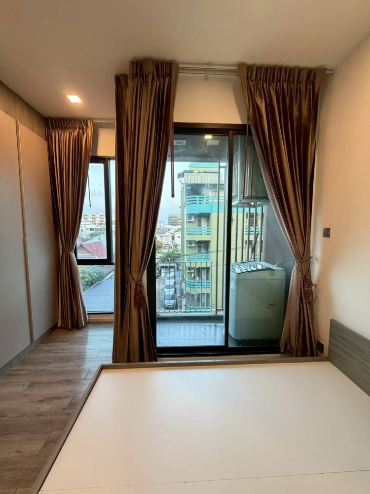 Brown Condo Ratchada 32 for sale: 1 bedroom, 1 bathroom. Great location, convenient transportation, fully furnished. Don't miss out!