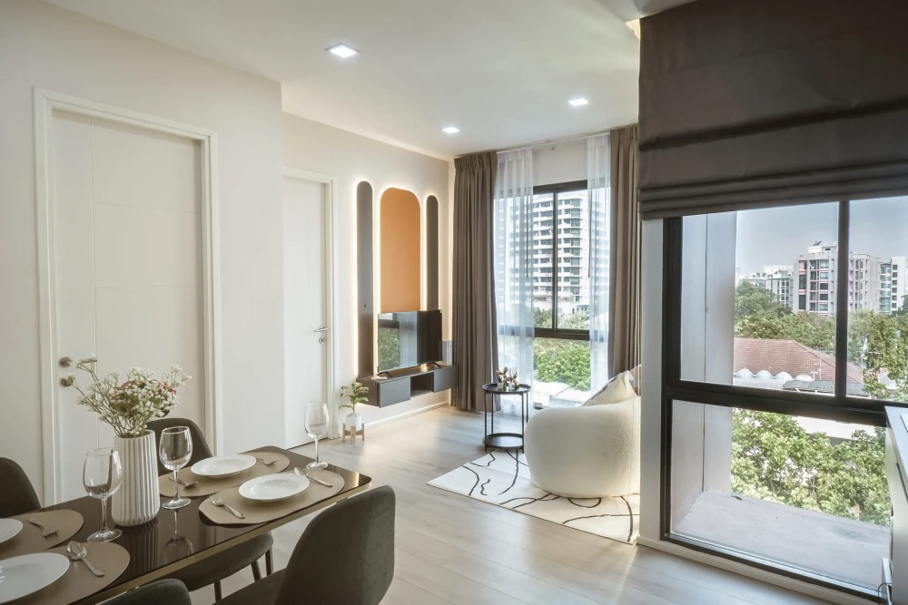 Selling Brown Condo Ratchada 32, corner unit, 2 bedrooms, city view, ceiling speakers with Bluetooth sound system. Book now!