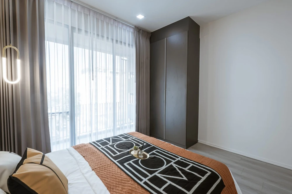 Selling Brown Condo Ratchada 32, corner unit, 2 bedrooms, city view, ceiling speakers with Bluetooth sound system. Book now!
