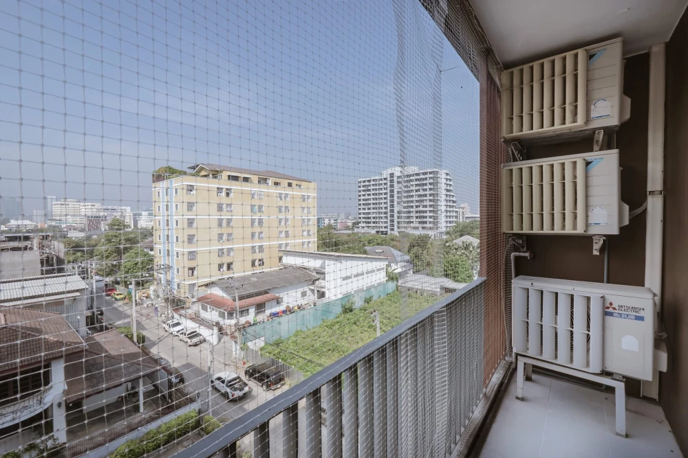 Selling Brown Condo Ratchada 32, corner unit, 2 bedrooms, city view, ceiling speakers with Bluetooth sound system. Book now!