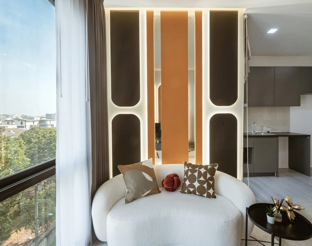 Selling Brown Condo Ratchada 32, corner unit, 2 bedrooms, city view, ceiling speakers with Bluetooth sound system. Book now!