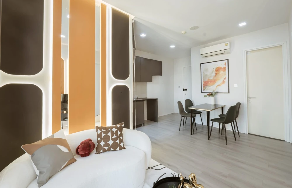 Selling Brown Condo Ratchada 32, corner unit, 2 bedrooms, city view, ceiling speakers with Bluetooth sound system. Book now!