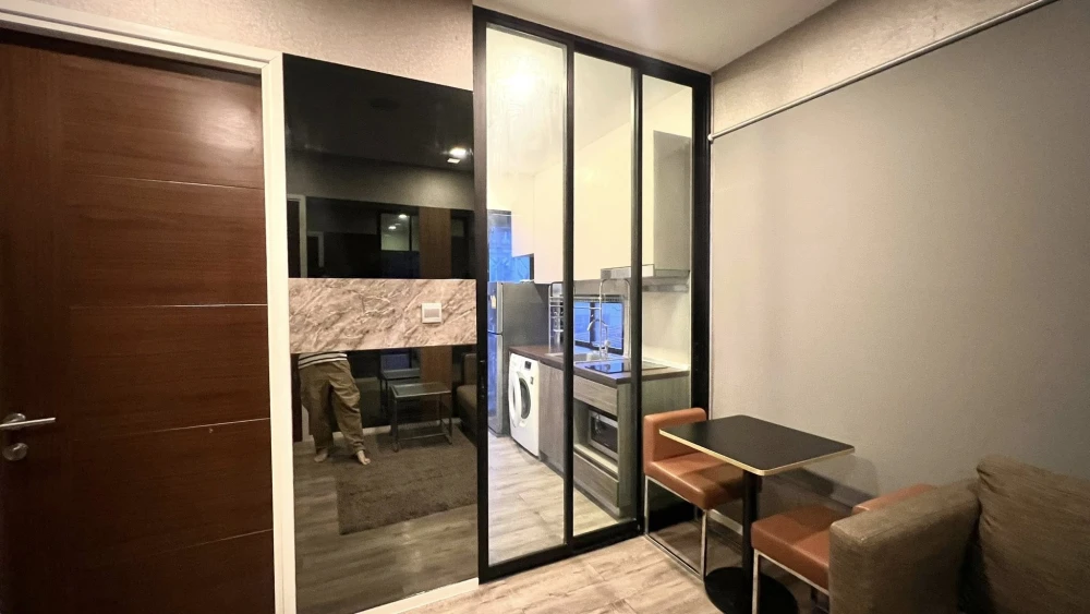 For sale: Brown Condo Ratchada 32, corner room, private, no one walking by, built-in throughout the room, ready to move in, no need to spend extra mon