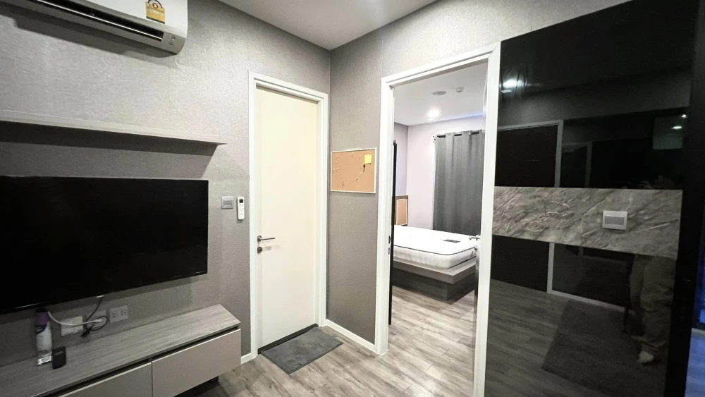 For sale: Brown Condo Ratchada 32, corner room, private, no one walking by, built-in throughout the room, ready to move in, no need to spend extra mon