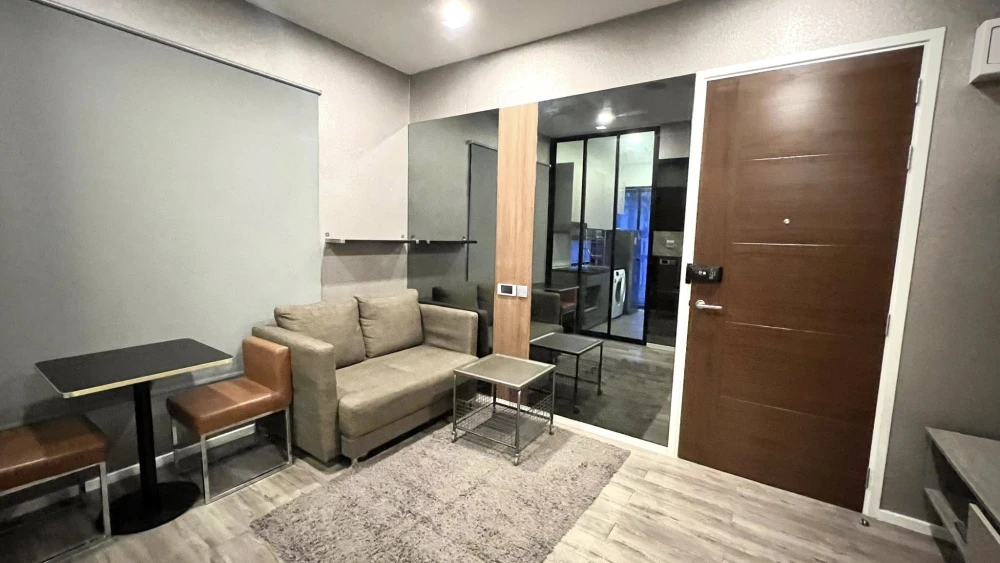 For sale: Brown Condo Ratchada 32, corner room, private, no one walking by, built-in throughout the room, ready to move in, no need to spend extra mon