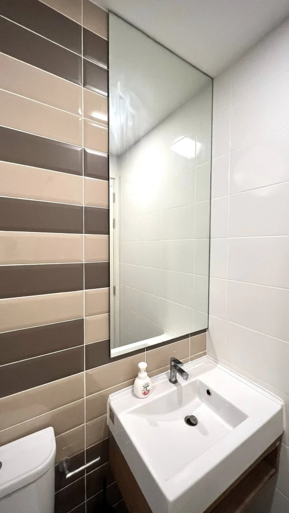 For sale: Brown Condo Ratchada 32, corner room, private, no one walking by, built-in throughout the room, ready to move in, no need to spend extra mon