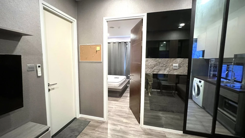 For sale: Brown Condo Ratchada 32, corner room, private, no one walking by, built-in throughout the room, ready to move in, no need to spend extra mon