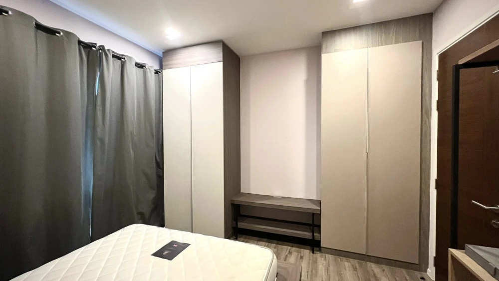 For sale: Brown Condo Ratchada 32, corner room, private, no one walking by, built-in throughout the room, ready to move in, no need to spend extra mon