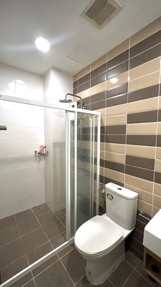 For sale: Brown Condo Ratchada 32, corner room, private, no one walking by, built-in throughout the room, ready to move in, no need to spend extra mon