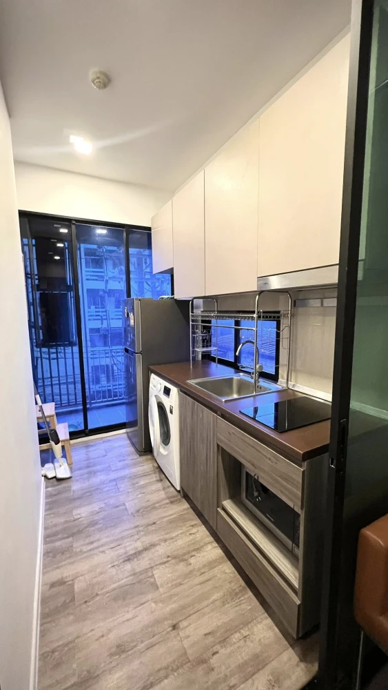 For sale: Brown Condo Ratchada 32, corner room, private, no one walking by, built-in throughout the room, ready to move in, no need to spend extra mon