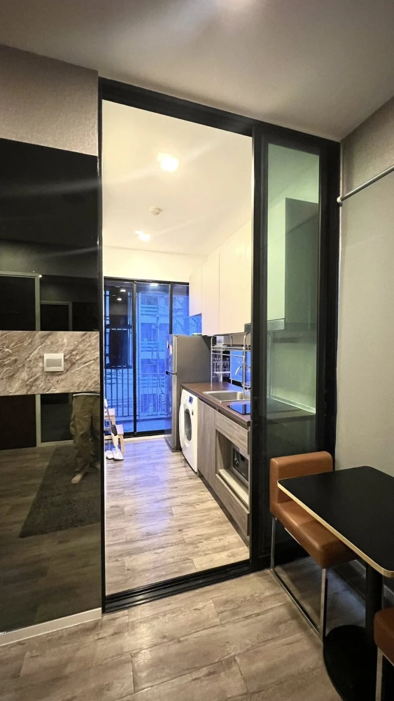 For sale: Brown Condo Ratchada 32, corner room, private, no one walking by, built-in throughout the room, ready to move in, no need to spend extra mon