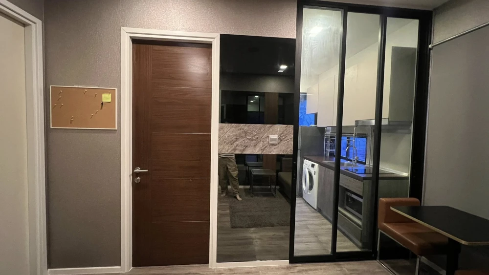 For sale: Brown Condo Ratchada 32, corner room, private, no one walking by, built-in throughout the room, ready to move in, no need to spend extra mon