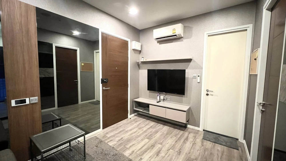 For sale: Brown Condo Ratchada 32, corner room, private, no one walking by, built-in throughout the room, ready to move in, no need to spend extra mon