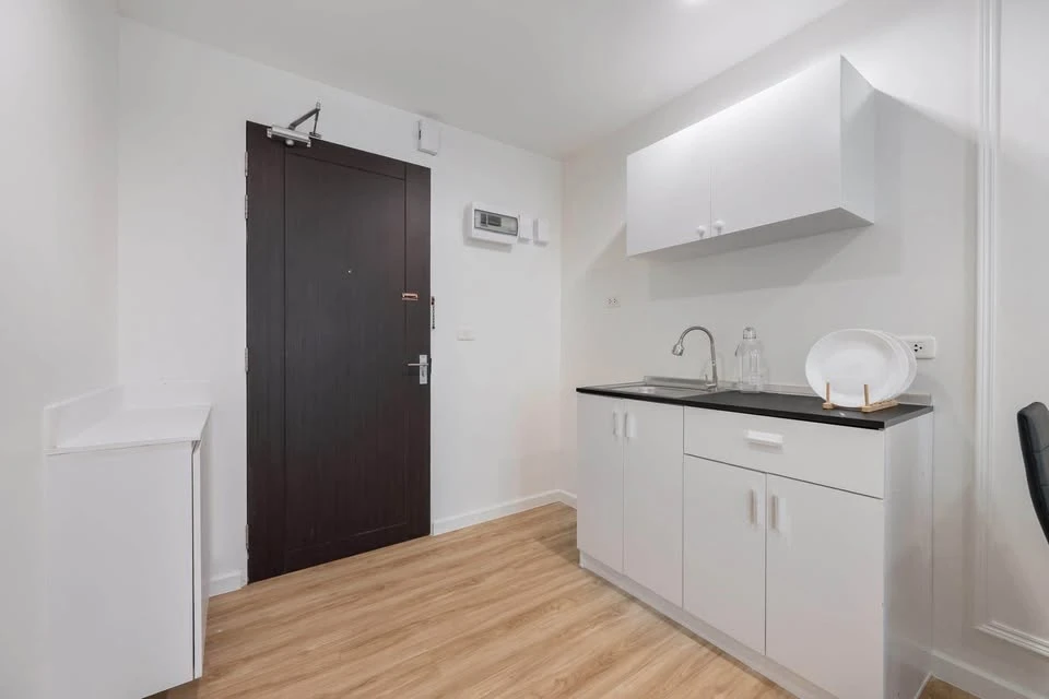 For sale: Casa Condo Asoke-Din Daeng. The room is on a very high floor with plenty of usable space. The view is not blocked. It is fully furnished and