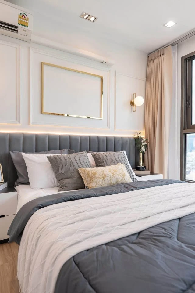 For sale: Casa Condo Asoke-Din Daeng. The room is on a very high floor with plenty of usable space. The view is not blocked. It is fully furnished and