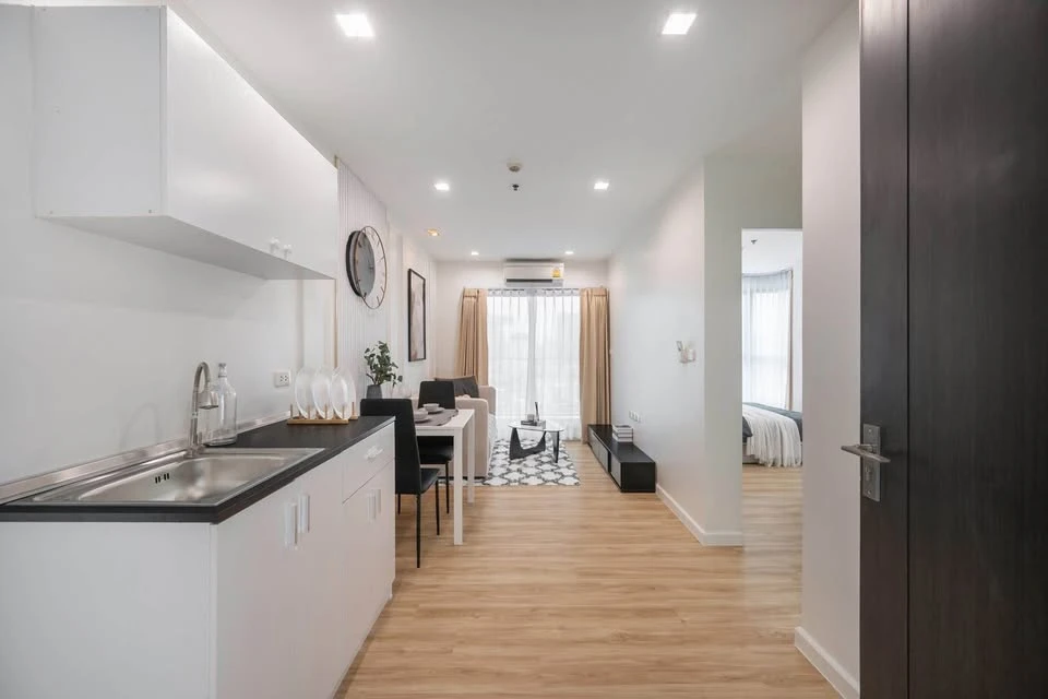 For sale: Casa Condo Asoke-Din Daeng. The room is on a very high floor with plenty of usable space. The view is not blocked. It is fully furnished and