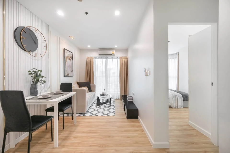 For sale: Casa Condo Asoke-Din Daeng. The room is on a very high floor with plenty of usable space. The view is not blocked. It is fully furnished and