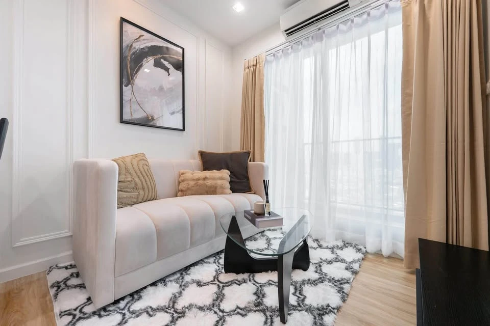 For sale: Casa Condo Asoke-Din Daeng. The room is on a very high floor with plenty of usable space. The view is not blocked. It is fully furnished and