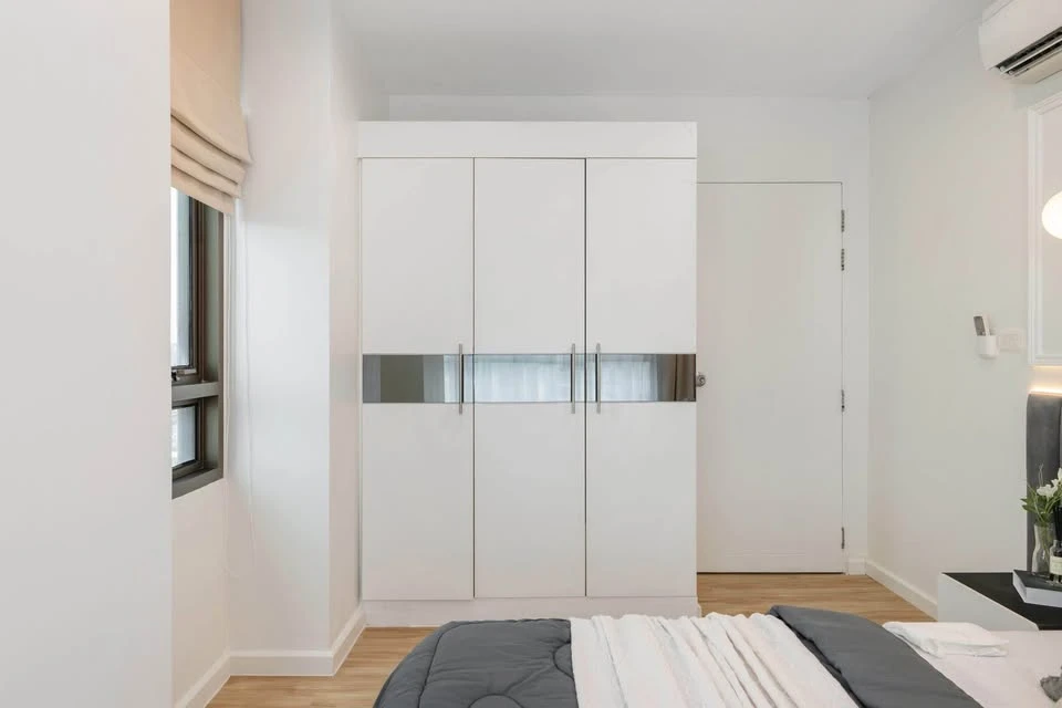For sale: Casa Condo Asoke-Din Daeng. The room is on a very high floor with plenty of usable space. The view is not blocked. It is fully furnished and