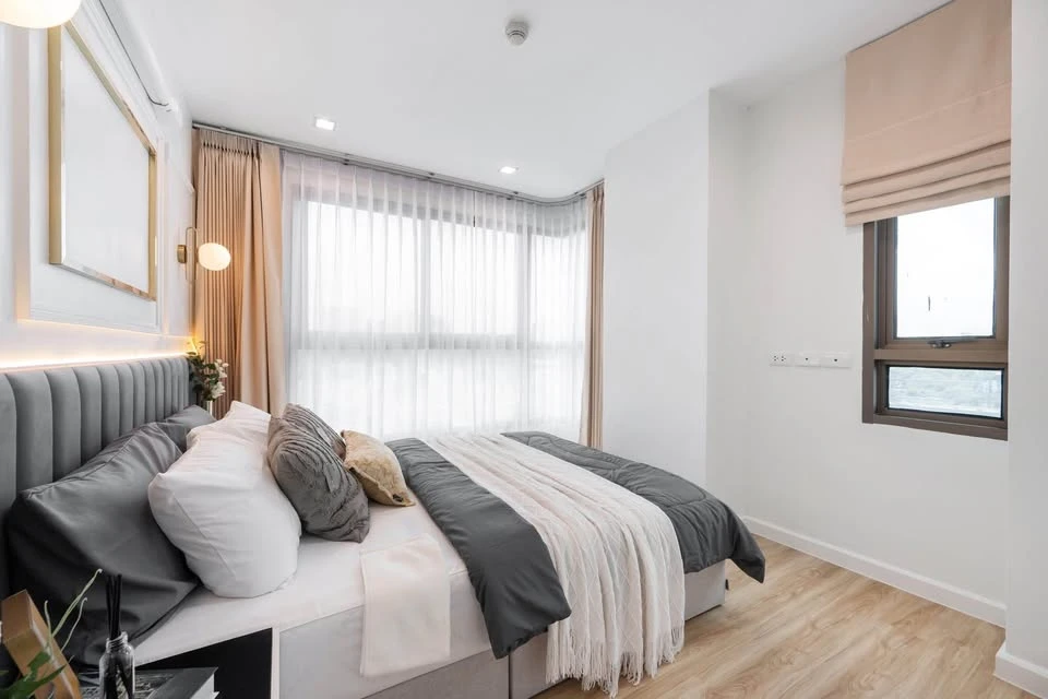 For sale: Casa Condo Asoke-Din Daeng. The room is on a very high floor with plenty of usable space. The view is not blocked. It is fully furnished and