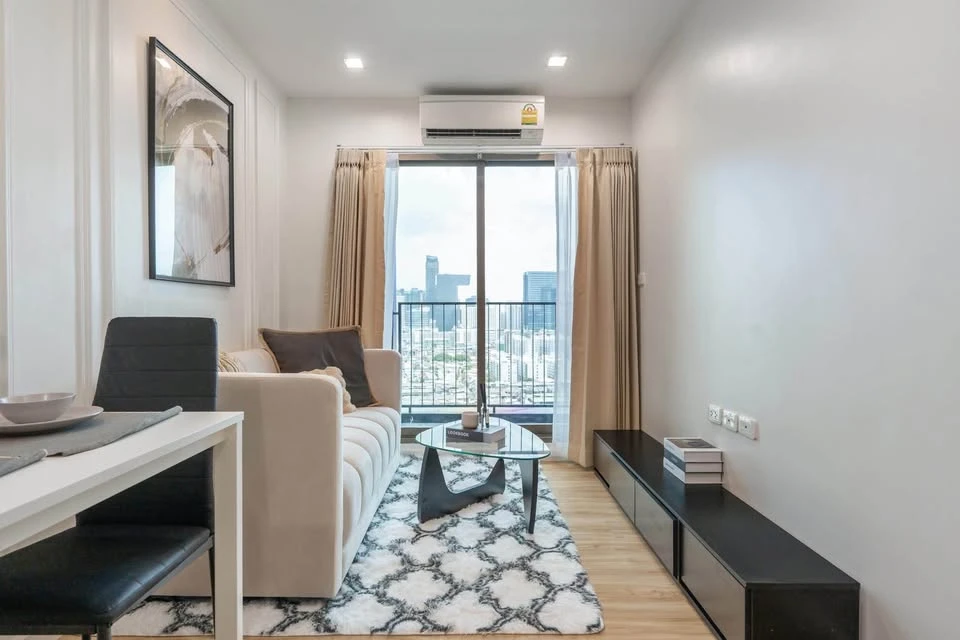For sale: Casa Condo Asoke-Din Daeng. The room is on a very high floor with plenty of usable space. The view is not blocked. It is fully furnished and